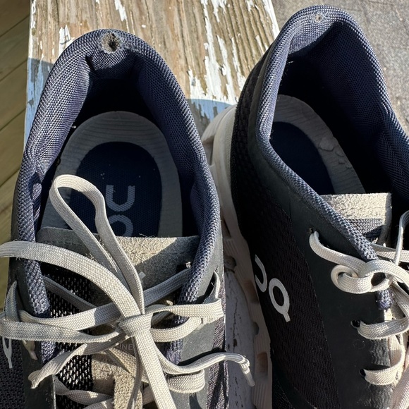 On cloud running shoes - Picture 4 of 8